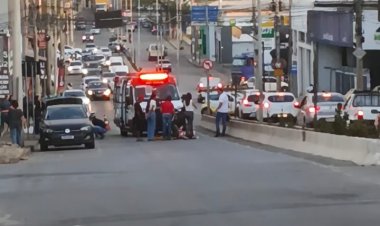 Acidente entre carro e moto causa congestionamento na Silva Jardim, em Itaúna