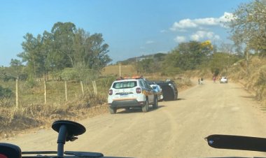 Carro capota na estrada de Cachoeirinha, em Itaúna