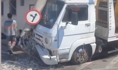 Caminhão desgovernado bate em poste no Piedade, em Itaúna