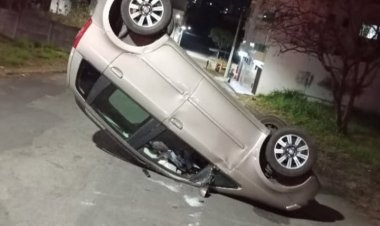 Carro capota na Manoel da Custódia, em Itaúna