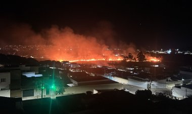 Grande incêndio atinge área próxima ao 'Lagoão' em Itaúna