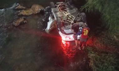 Carro cai de ponte no Rio São João e ocupantes são resgatados por populares