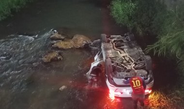 Casal embriagado se envolve em acidente e carro cai no rio São João