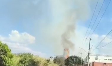 Incêndio de grandes proporções atinge área no bairro de Lourdes
