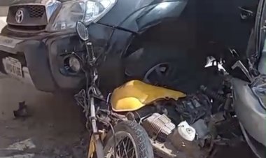 Acidente entre carro, camionete e moto no Jadir Marinho