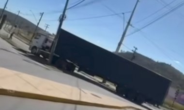 Caminhão fica preso na avenida JK próximo a linha de trem