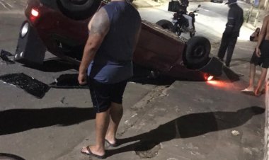 Carro capota no bairro Piedade, em Itaúna