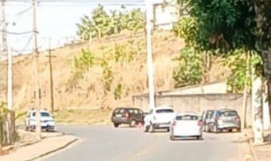 Carro atinge poste e informações oficiais são aguardadas