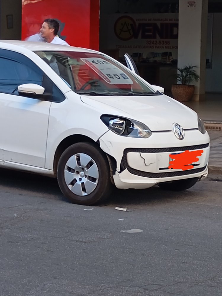 Motorista atropela bicicleta na contramão,no Centro