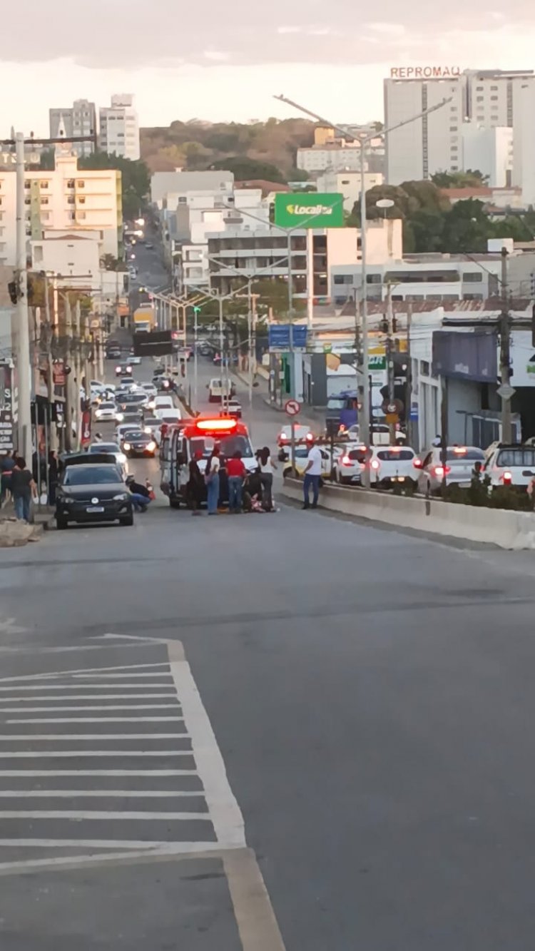 Acidente entre carro e moto causa congestionamento na Silva Jardim, em Itaúna