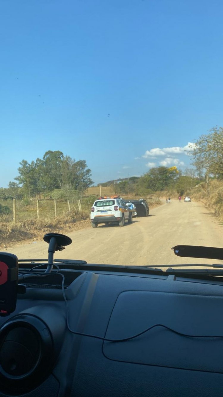 Carro capota na estrada de Cachoeirinha, em Itaúna