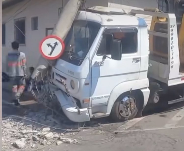 Caminhão desgovernado bate em poste no Piedade, em Itaúna