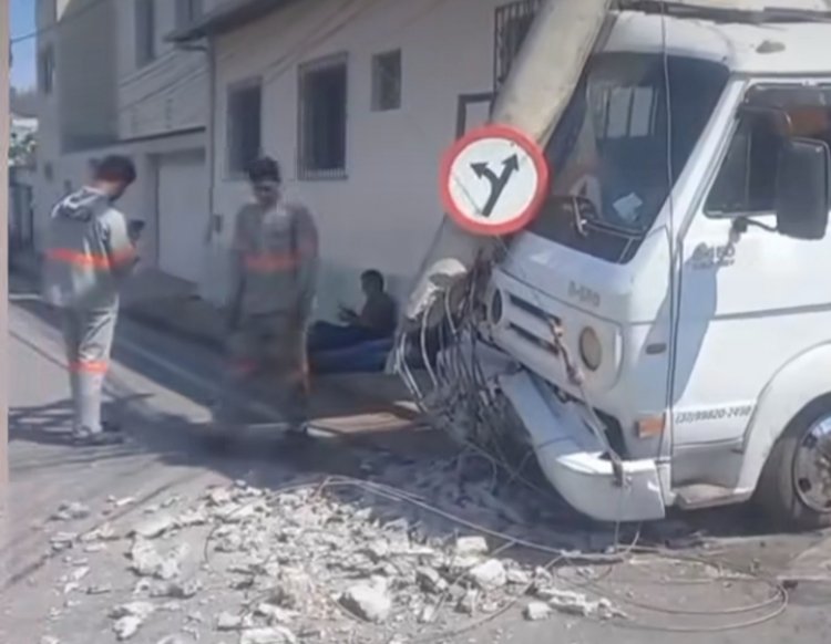 Caminhão desgovernado bate em poste no Piedade, em Itaúna