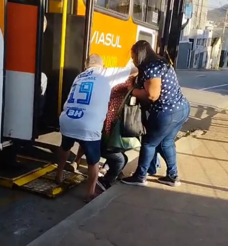 Acidente em Itaúna: Mulher cai de ônibus da ViaSul