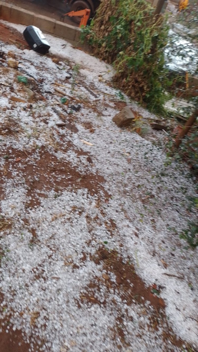 Chuva de granizo assusta moradores de Itatiaiuçu neste sábado