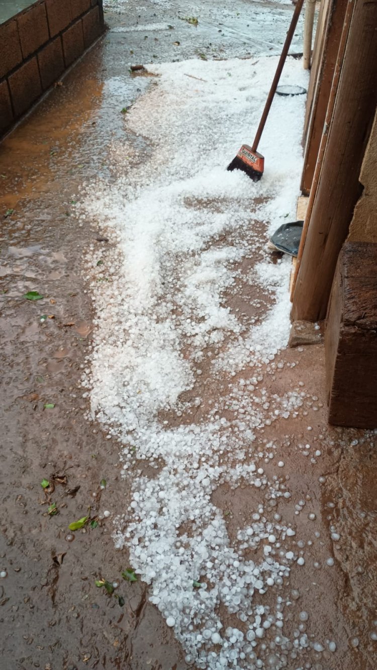 Chuva de granizo assusta moradores de Itatiaiuçu neste sábado