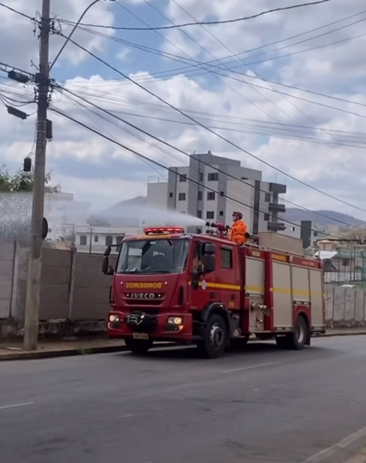 Incêndio em lote na rua Josias Machado mobiliza bombeiros e causa transtornos na área central em Itaúna