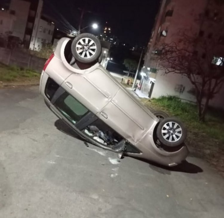 Carro capota na Manoel da Custódia, em Itaúna