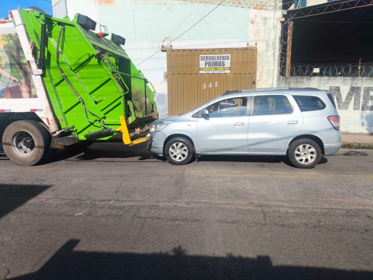 Carro bate na traseira do caminhão de lixo