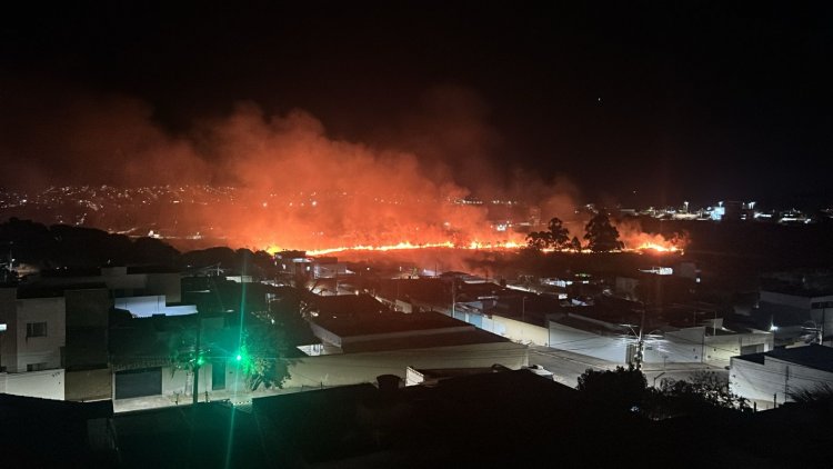 Grande incêndio atinge área próxima ao 'Lagoão' em Itaúna