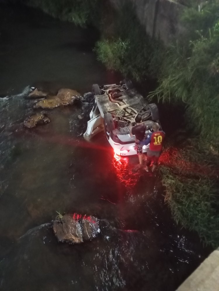 Carro cai de ponte no Rio São João e ocupantes são resgatados por populares