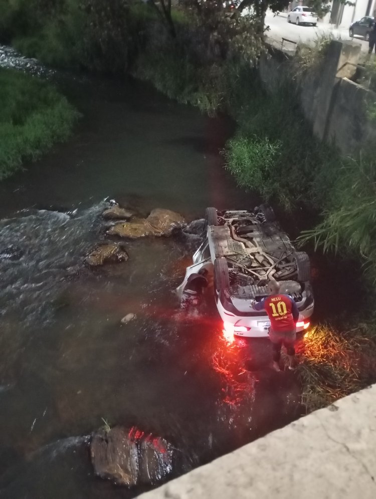 Casal embriagado se envolve em acidente e carro cai no rio São João