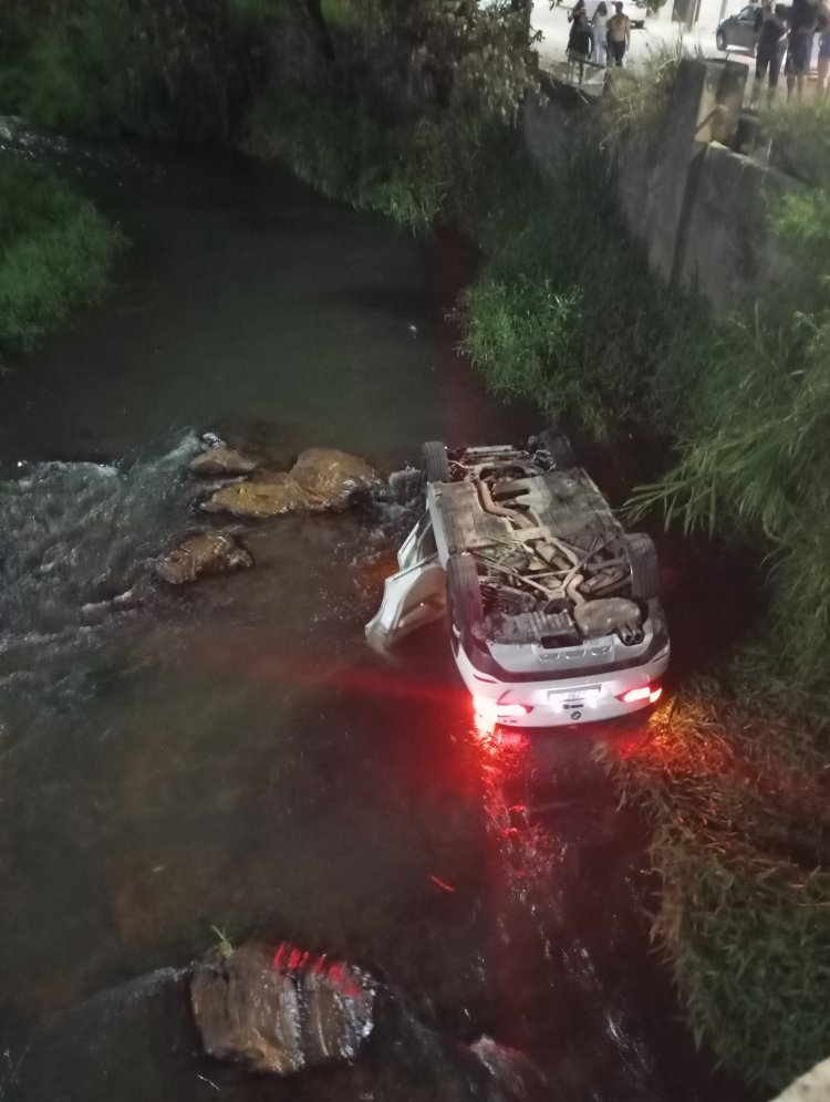 Carro cai de ponte no Rio São João e ocupantes são resgatados por populares