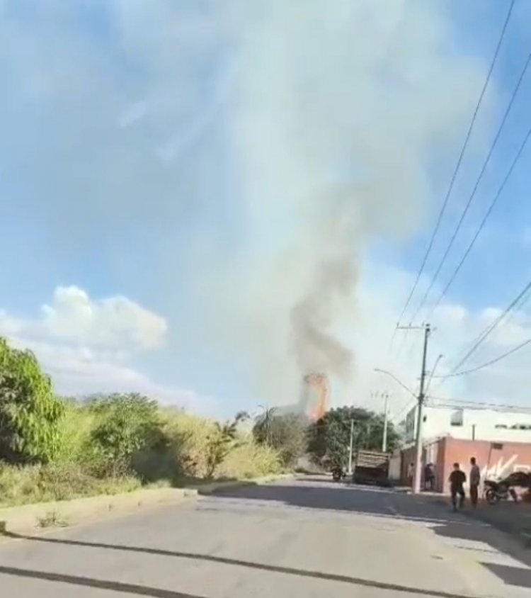 Incêndio de grandes proporções atinge área no bairro de Lourdes