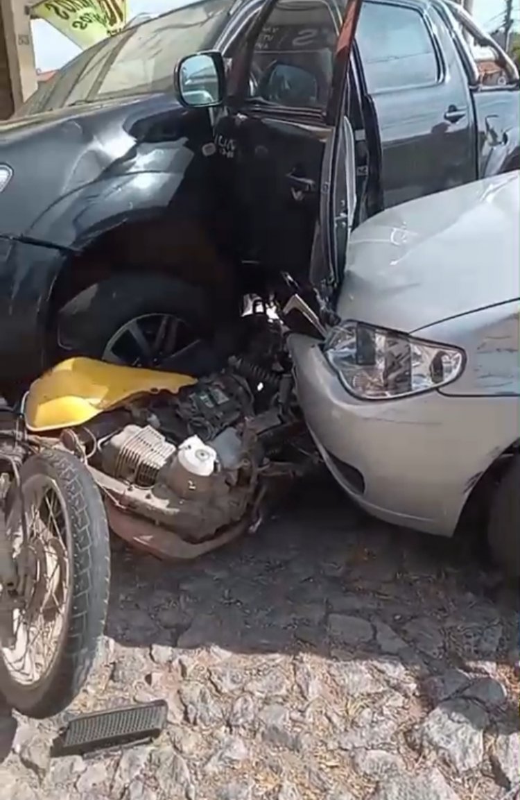 Acidente entre carro, camionete e moto no Jadir Marinho