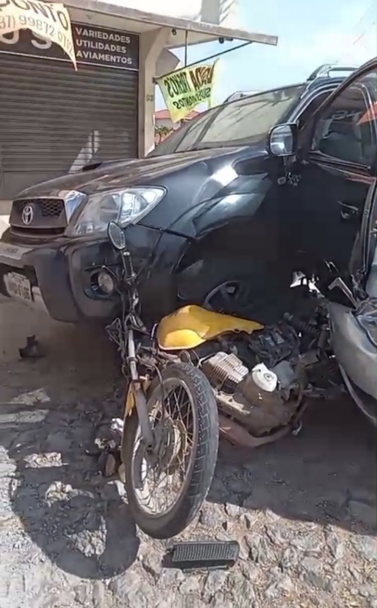 Acidente entre carro, camionete e moto no Jadir Marinho