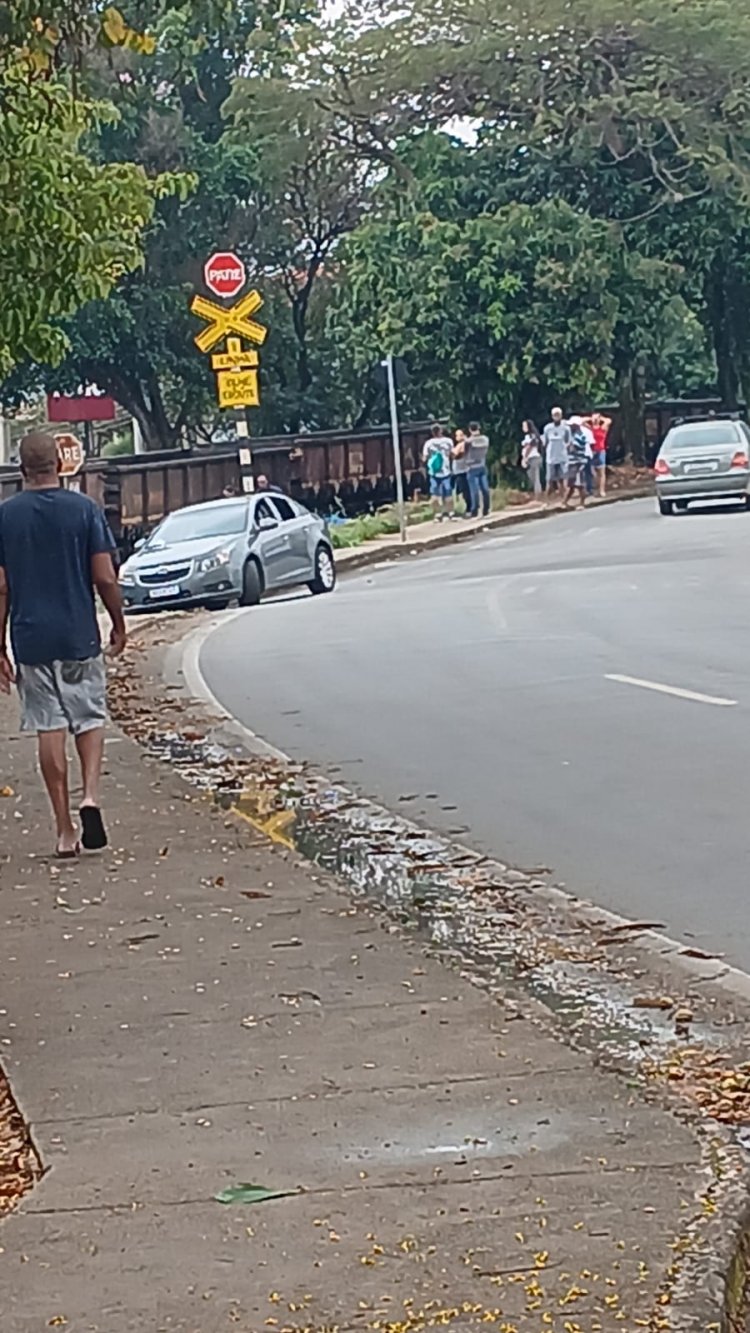 Mulher é atingida por trem em acidente na Vila Tavares, em Itaúna