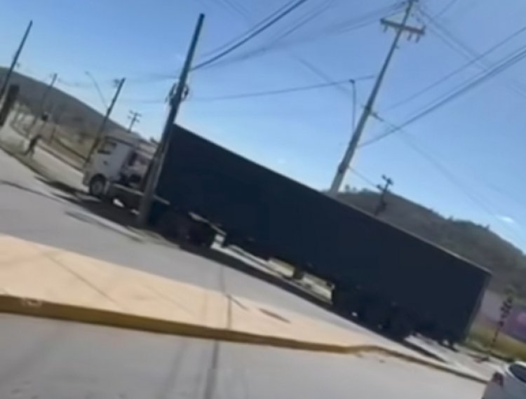 Caminhão fica preso na avenida JK próximo a linha de trem
