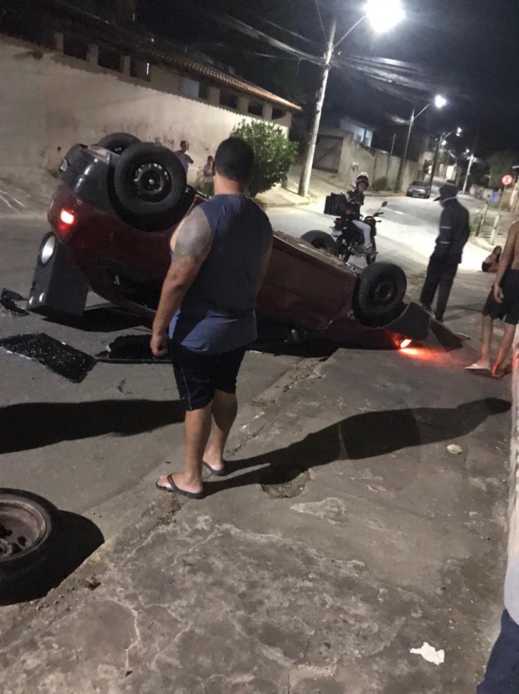 Carro capota no bairro Piedade, em Itaúna