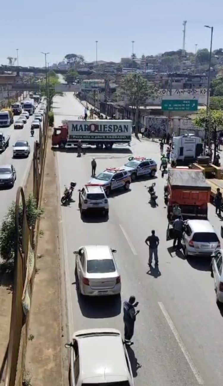 Caos na amazonas: motorista bloqueia pista e ameaça incendiar caminhão em BH