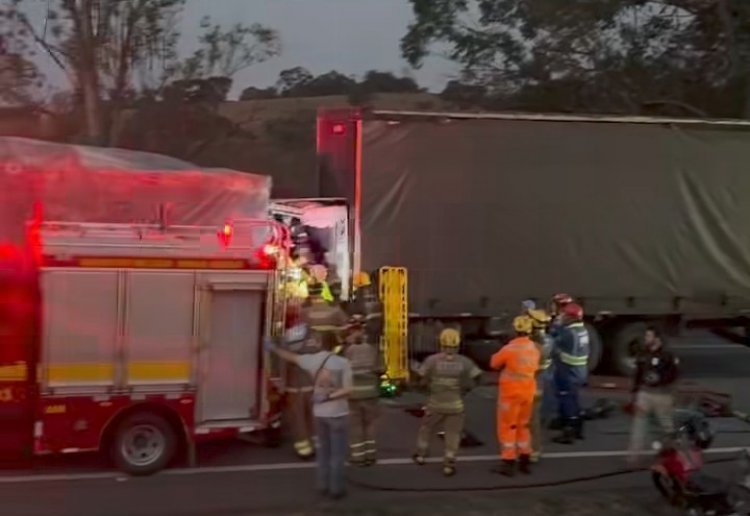 BR-262: acidente grave no sentido Juatuba bloqueia pista e causa quilômetros de congestionamento