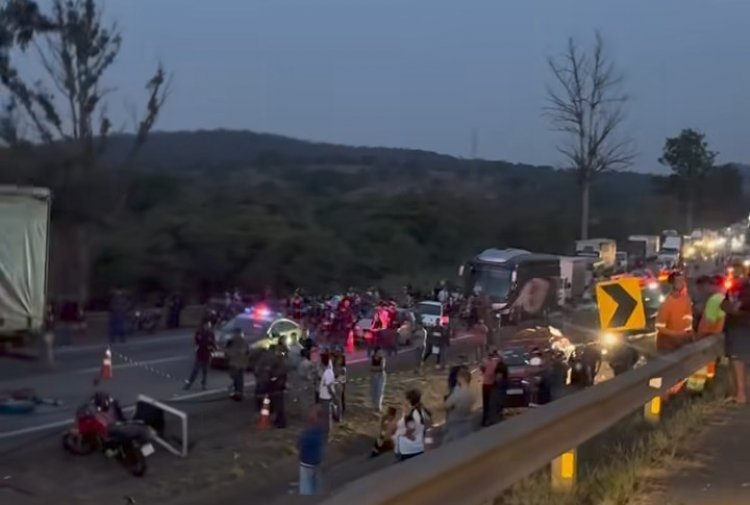 BR-262: acidente grave no sentido Juatuba bloqueia pista e causa quilômetros de congestionamento