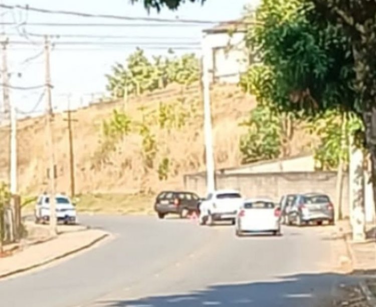 Carro atinge poste e informações oficiais são aguardadas