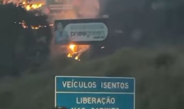 Dois corpos carbonizados achados em carro incendiado perto de Itaúna