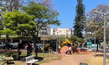 FONTE LUMINOSA - Obras na Praça buscam localizar rede pluvial