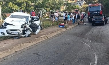 Colisão na BR-352 deixa feridos em Pitangui; motorista é transferido para Itaúna