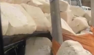 Carreta carregada tomba próximo do cemitério em Santanense