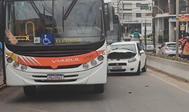 Colisão entre carro e ônibus da Viasul é registrada na rua Silva Jardim