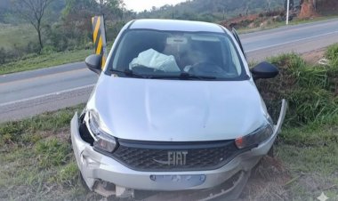 Motorista de Itaúna desvia de colisão frontal e atinge sinalização na MG-050