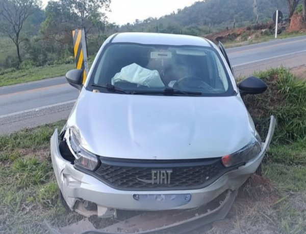 Motorista de Itaúna desvia de colisão frontal e atinge sinalização na MG-050