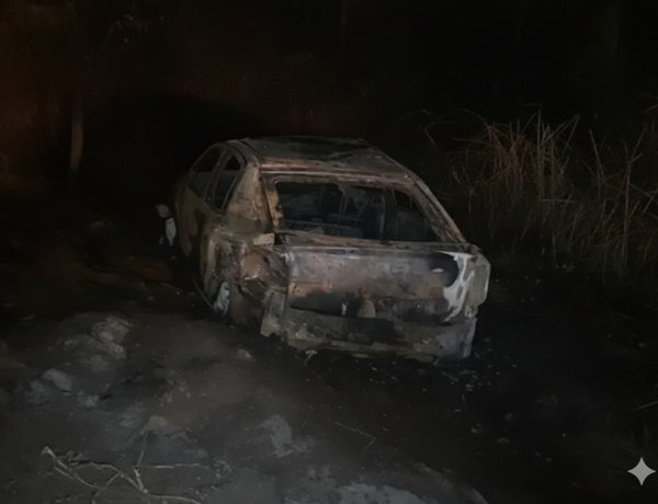 Veículo pega fogo na MG-431 após manobra perigosa de carreta