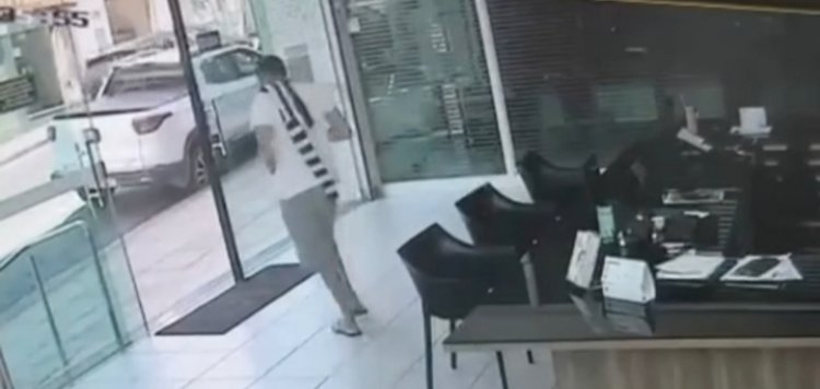 Homem furta celular em imobiliária