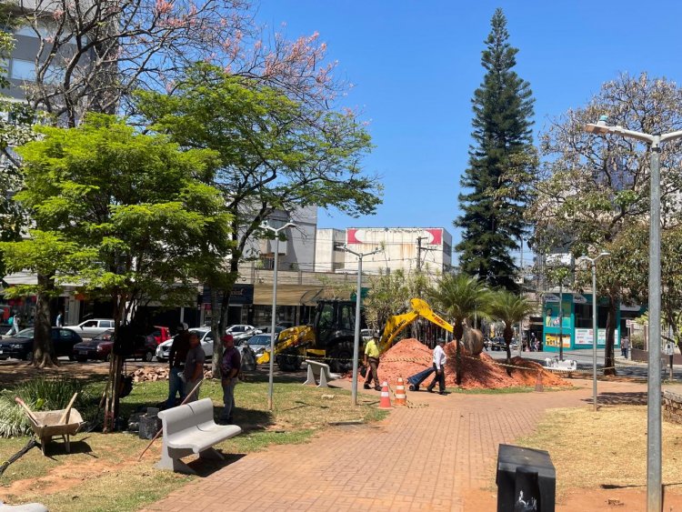 FONTE LUMINOSA - Obras na Praça buscam localizar rede pluvial