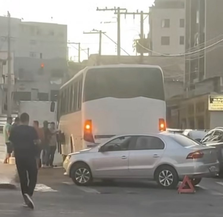 Colisão entre ônibus de fretamento e carro causa congestionamento no centro de Itaúna