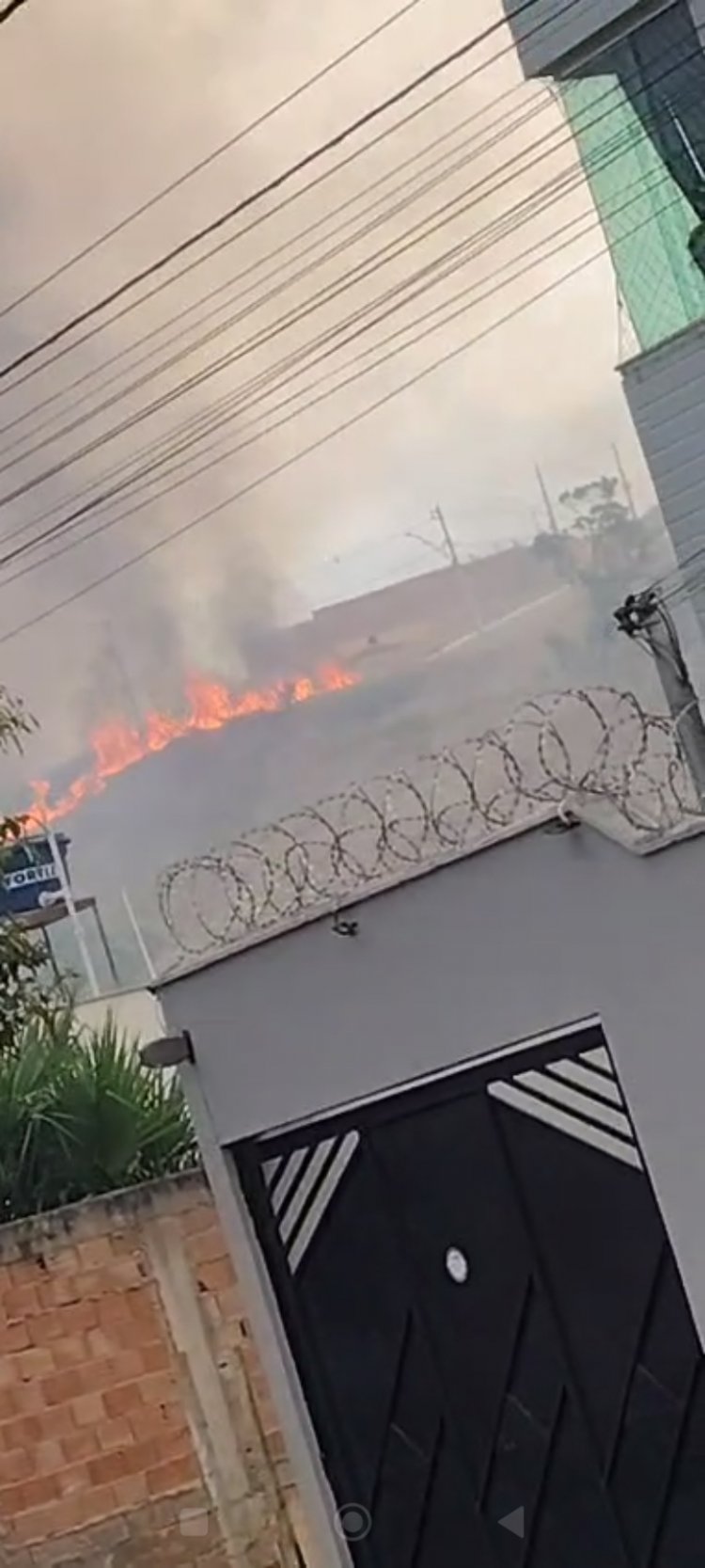 Grande incêndio atingiu proximidades do Morro do Sol em Itaúna