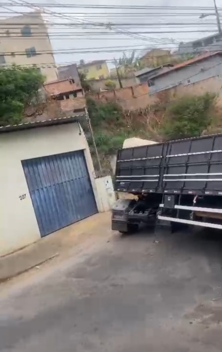 Carreta carregada tomba próximo do cemitério em Santanense
